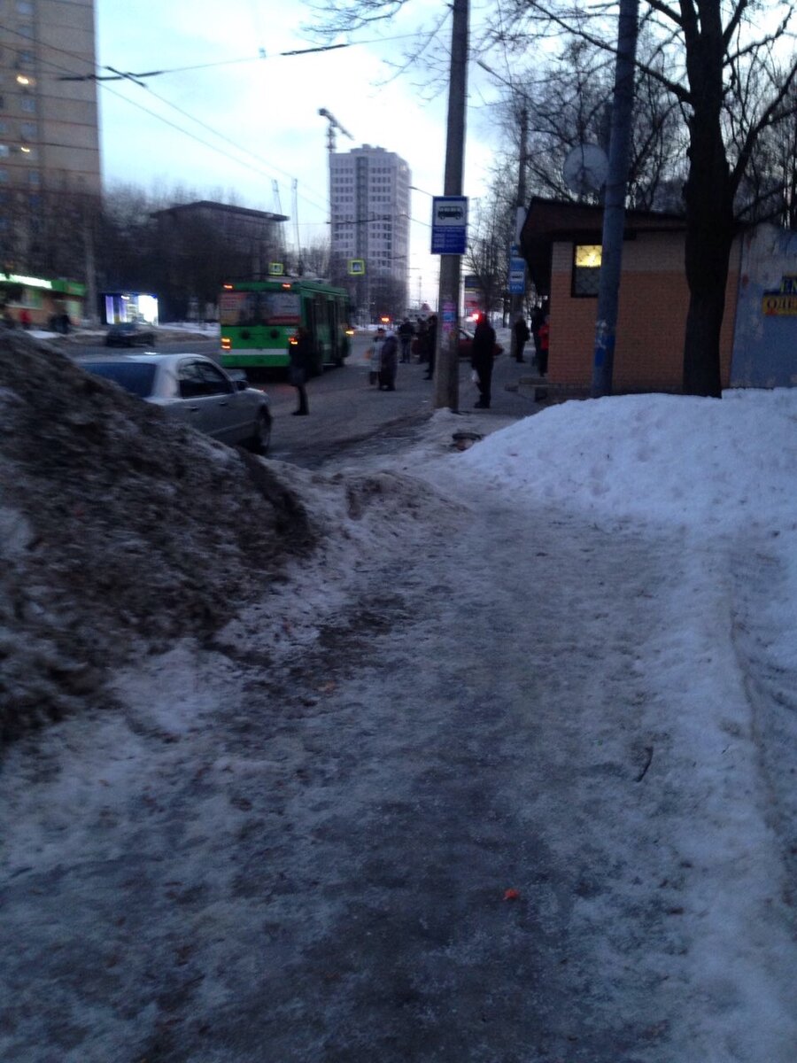 Те бабульки,  которые не дождались своего автобуса уехали на троллейбусе.