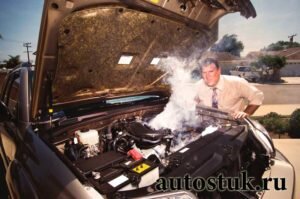 Все мы знаем, что сложные технические устройства, такие как двигатели внутреннего сгорания, нуждаются в принудительном охлаждении. Без охлаждения такие ДВС долго не проработают. Так как при воспламенении и моментальном сгорании топливно-воздушной смеси в рабочих камерах цилиндров вырабатывается огромная энергия, происходит сильный нагрев деталей цилиндро-поршневой группы (ЦПГ). Для обеспечения качественной и долговечной работы двигателя автомобиля требуется вовремя доливать и периодически менять охлаждающую жидкость. Сегодня тема об этом.