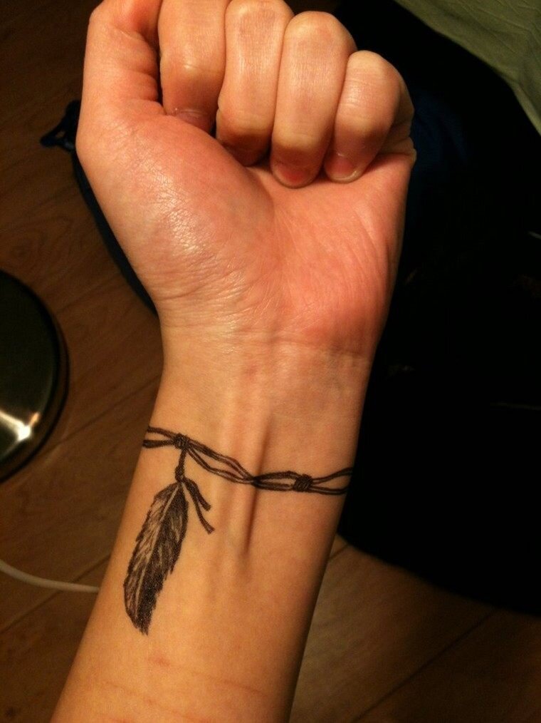 Фото татуировки Веревочка с перышками на руке - ()