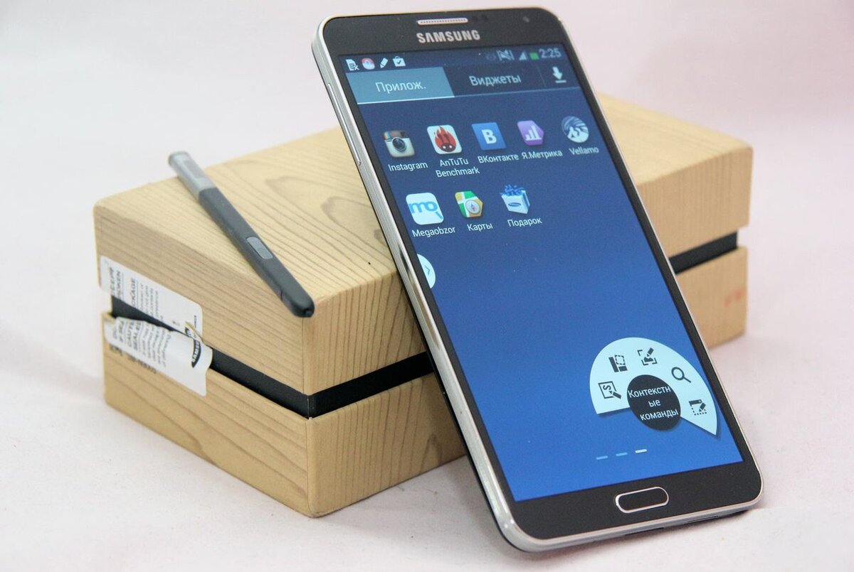 Galaxy Note 3 поставлялся в стильной коробке, стилизованной под обработанное дерево...