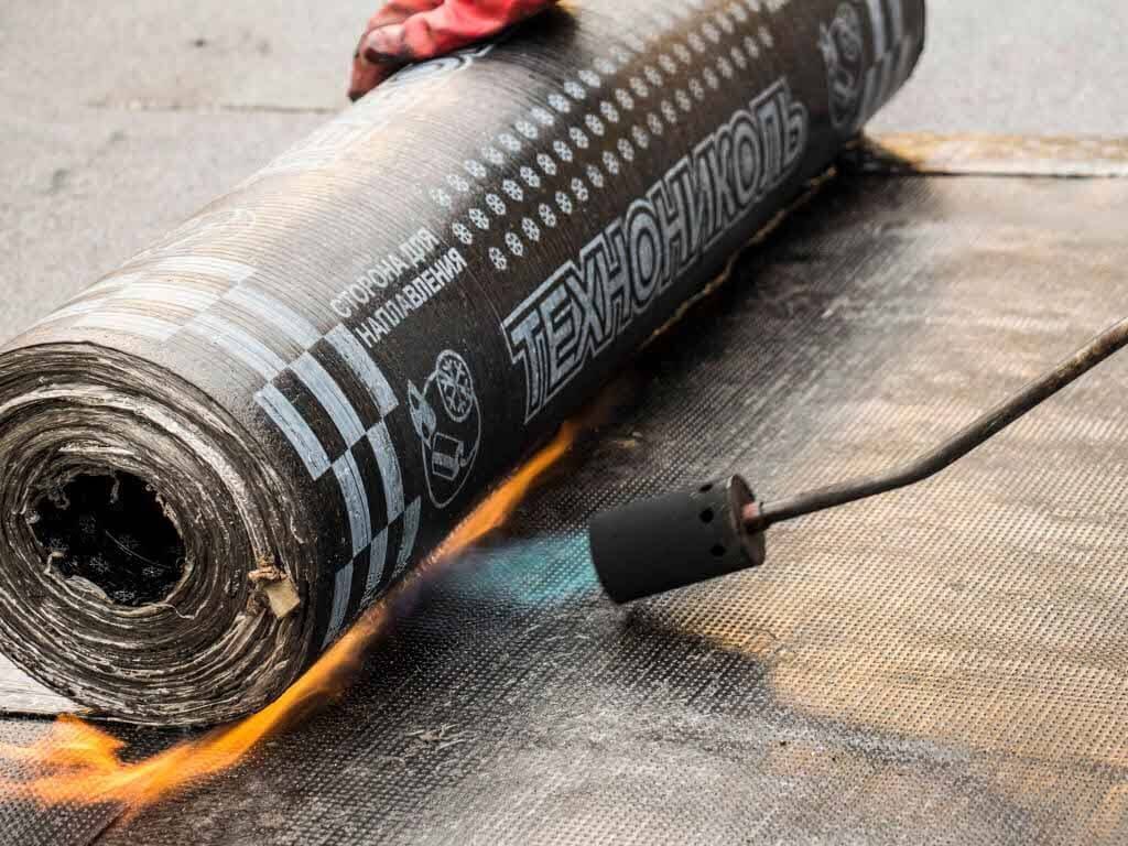 Наплавление рулонного материала. Источник фото: https://avatars.mds.yandex.net/get-pdb/1114975/6d6e307f-f7ef-4709-b3de-e364d7edda00/s1200?webp=false