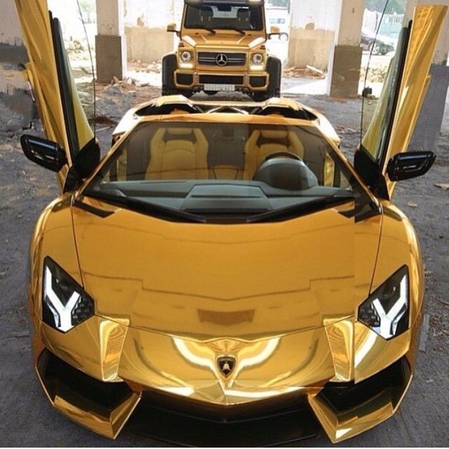 История марки Lamborghini. Automobili Lamborghini S.p.A. — итальянский производитель суперкаров со штаб-квартирой в Сант'Агата-Болоньезе. Принадлежит Audi AG. Основатель компании Ферруччо Ламборгини, как и многие создатели автомобилестроительных предприятий, страстно увлекался механизмами с самого детства.