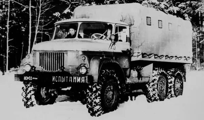 Урал-379Б (с) фото из архива С. Орлова, из общедоступных источников.
