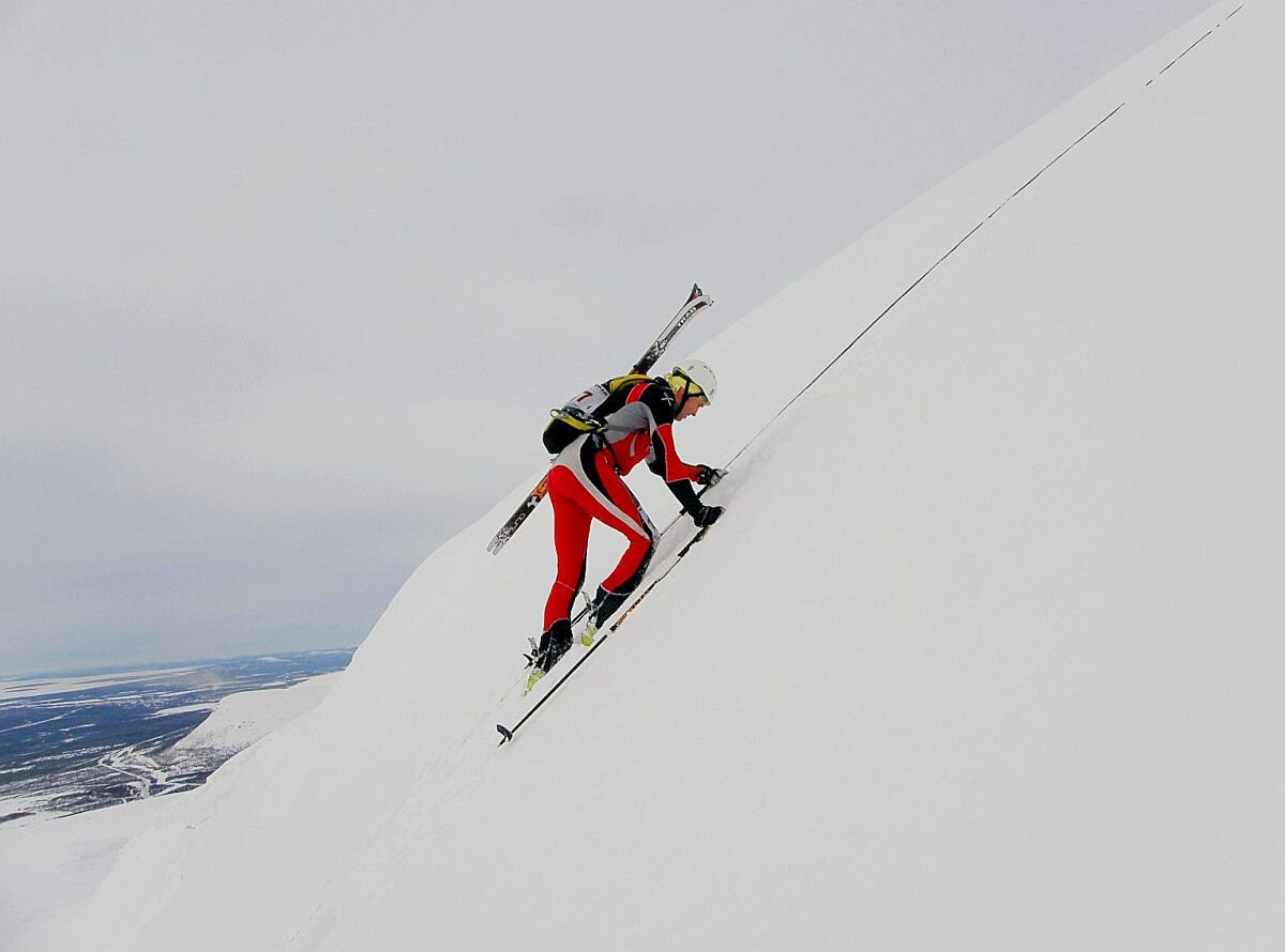 Ски-альпинизм. Подъем без лыж. Фото:  https://www.risk.ru