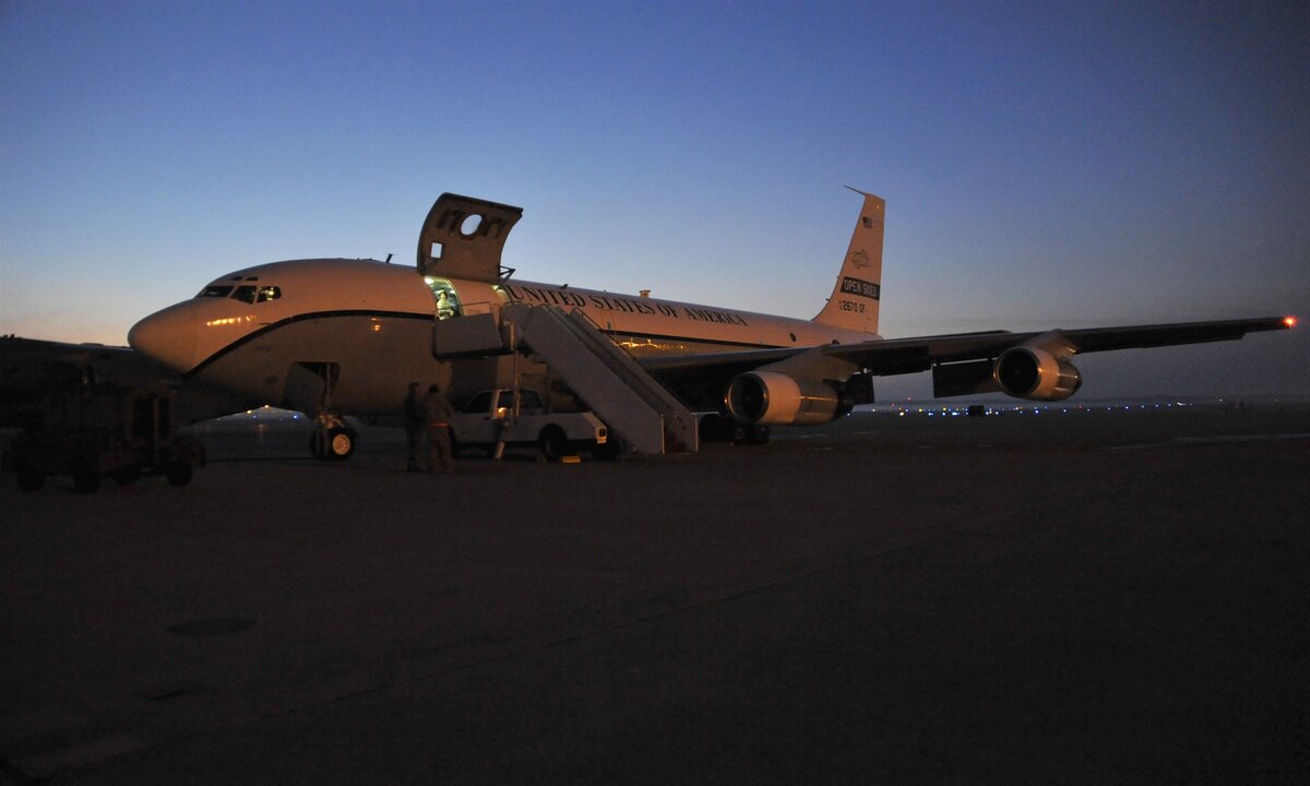 США летят на невооруженном самолете наблюдения OC-135B, оснащенном фотоаппаратами.