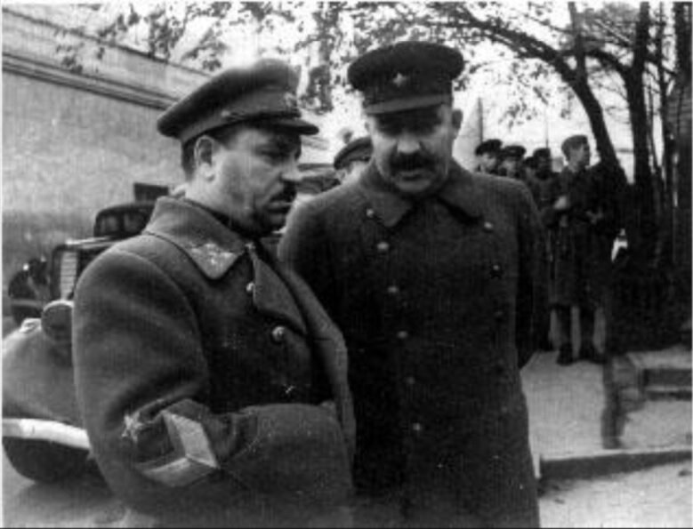 Тюленев и Каганович во время битвы за Кавказ, позднее Каганович ничем не мог помочь Тюленеву, таккак сам подвергся резкой критике со стороны Берии