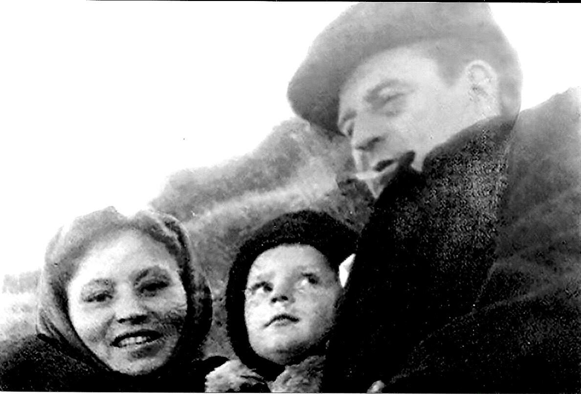 Мама Анна Кузьминична и папа Вячеслав (Савелий) Пименович Карасёвы, с сыном Алёшей. Фото из семейного архива. 1950-е годы город Кола. 