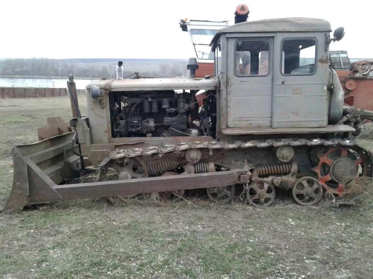 Т-100 – выдающийся гусеничный трактор СССР