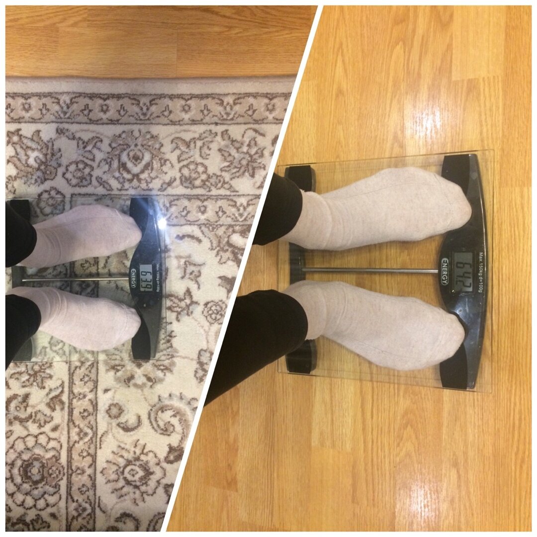 Весы должны находиться при замере на ровной и твердой поверхности. Иначе замер будет неправильный. Я попробовала и вот результат на фото - разница в 300 гр :) 