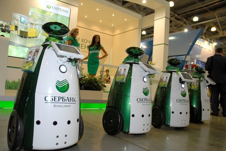 Сотрудники часто теряют работу из-за новых технологий — так «Сбербанк» сократил порядка трех тысяч юристов, заменив их алгоритмами. Фото: robotoved.ru