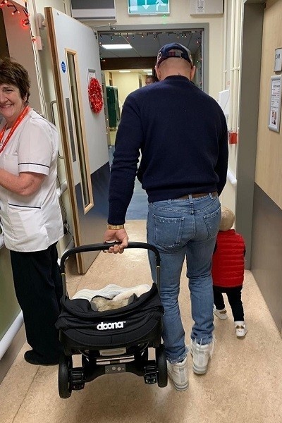 Знаменитый боец Конор Макгрегор снова стал папой. Спортсмен рассказал о радостном событии в Инстаграме. Однако пока он предпочитает не раскрывать имя и пол новорожденного малыша.30-летний Конор Макгрегор является примером для подражания для миллионов фанатов. Спортсмен сумел самостоятельно добиться невероятных успехов в боях без правил, а его опорой неизменно была любимая супруга Ди Девлин. Несмотря на постоянные слухи об изменах Конора, влюбленные не устают демонстрировать семейную идиллию. Совсем недавно боец уже радовал поклонников фотографией с беременной женой, где утверждал, что получит лучший подарок на Новый год. Как оказалось, звезда ринга не обманула ожидания фанатов. 
На последнем фото счастливый отец везет коляску, а рядом Конор Джек — первенец знаменитого бойца. Перед его рождением известный папа даже отказывался от выступлений на ринге, чтобы не беспокоить супругу. Сейчас же Макгрегор счастлив, как никогда, чем и спешит поделиться с миром.Конор постоянно публикует в социальных сетях снимки с первенцем и женой Ди Девлин, которую, как известно поклонникам, он покорил своим чувством юмора. Знакомство в ночном клубе вылилось в трогательную историю любви, за которой поклонники наблюдают и по сей день. 
Пара вместе пережила трудный период, когда Конор еще не стал высокооплачиваемым бойцом, и им приходилось существовать на пособие по безработице. Поэтому спортсмен говорит, что именно жена внесла огромный вклад в его успех, поддерживая во всех начинаниях. Кроме того, сильный мужчина близок и со своей матерью, которую часто замечали в рядах зрителей на его боях.

Спортсмен довольно часто публикует трогательные семейные снимки. Так, на его странице в Инстаграме регулярно появляются кадры с участием сына. Малыш прослыл стилягой благодаря брендовым костюмам, в которые его облачают родители. Он присутствует на всех важных официальных мероприятиях вместе со взрослыми. Скорее всего, та же судьба ожидает и нового члена семьи.

Сейчас поклонники гадают, кто же родился у звездной пары. Многие сходятся во мнении, что Ди подарила мужу второго сына. Фанаты не сомневаются, что в ближайшие дни Конор приоткроет завесу тайны и назовет имя новорожденного малыша.