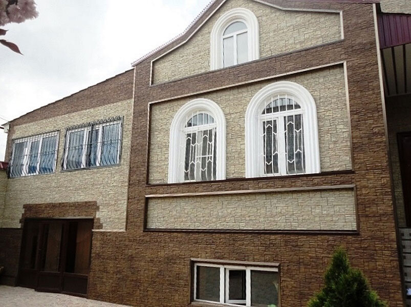 Дом с отделкой фасадными панелями