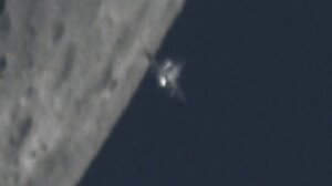 Фото: МСК на фоне Луны