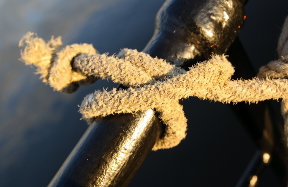 Пример применения узла для швартовки лодки к гладкой поверхности. Фото flickr.com