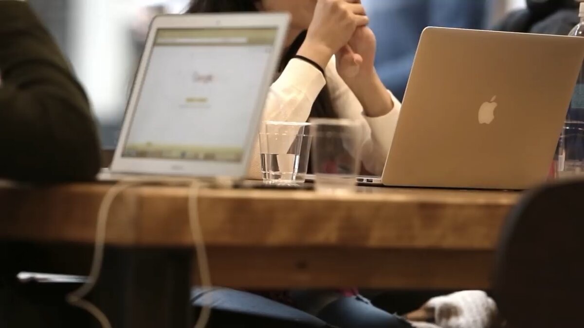 Работать можно где угодно - хоть дома, хоть в кафе или коворкинге