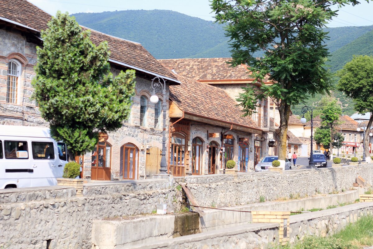 Всё вокруг выглядит как игрушечное  