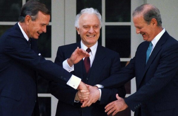 1 июня 1990 года в Вашингтоне было подписано соглашение между министром иностранных дел СССР Эдуардом Шеварднадзе и госсекретарем США Джеймсом Бейкером о линии разграничения морских пространств.