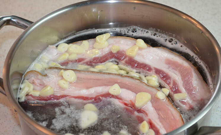 сало в горячем рассоле с чесноком.