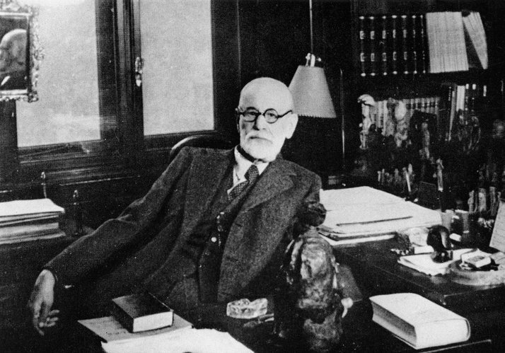 Портрет Зигмунда Фрейда (1856 - 1939) в его кабинете в Вене, в 30-х годах 