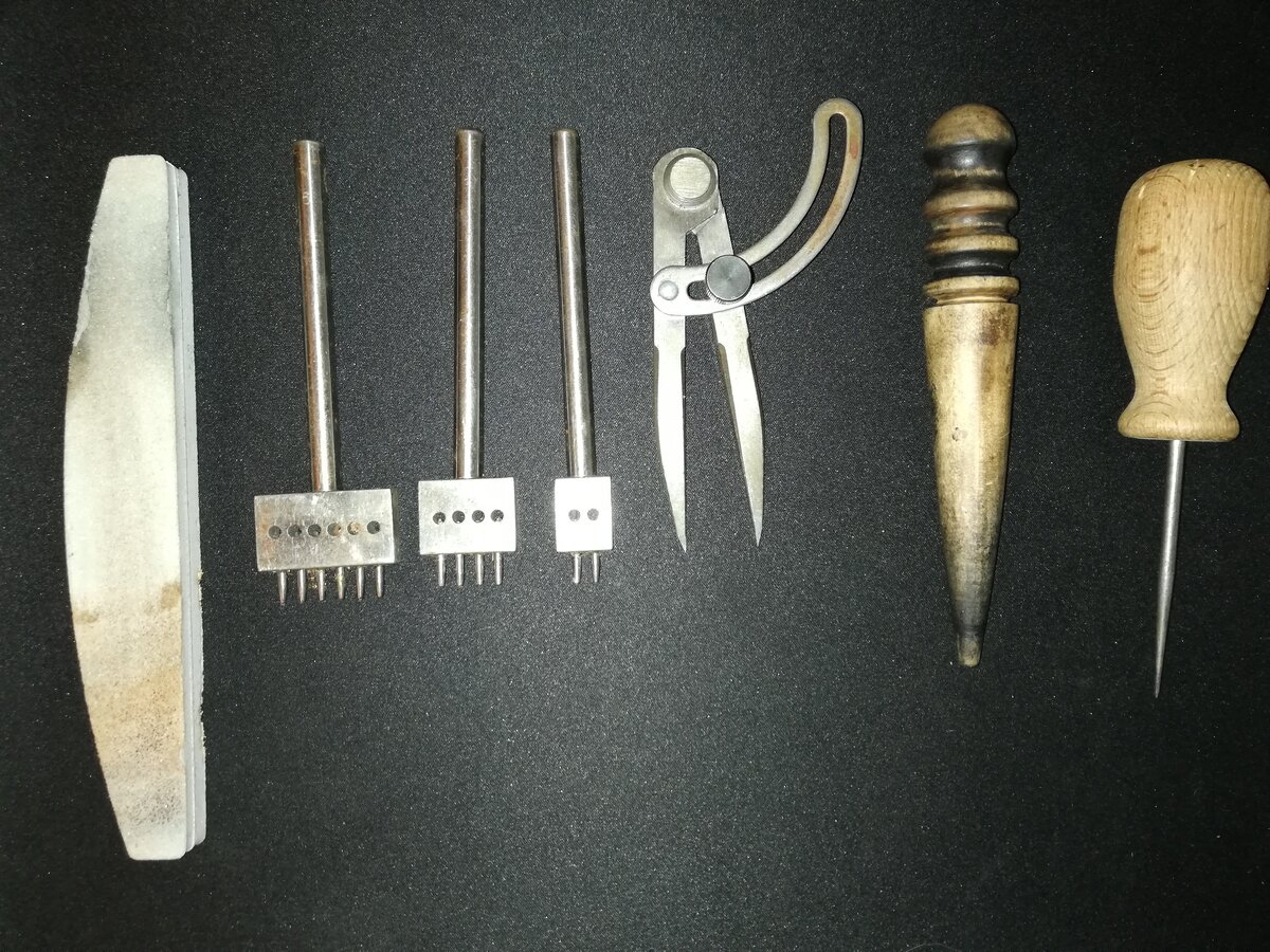 Слева на право: баф - инструмент, известный в женских кругах(по простому - пилочка для шлифовки ногтей) можно использовать шкурку, но данный инструмент имеет несколько граней с разной степенью зернистости и идеально плоские поверхности, что удобно; новые пробойники - заказал в этот раз круглые на пробу(честно говоря, на любителя, для тех, кто не хочет красивый шов "ёлочкой", и у кого сильно толстая нить, типа Dafna 1 мм); разметчик - незаменимый инструмент для разметки линии шва;сликер - деревянный инструмент из твердых пород дерева, отлично отполирован и эргономичен. Имеет несколько видов канавок под разные толщины торцов; шило,для докалывания отверстий.