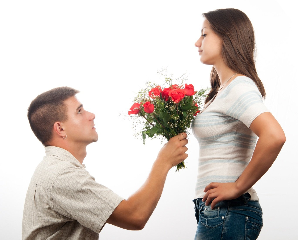 Чтобы еще попросить в подарок. Парень даритдеаушке цветы. Парень дарит девушке цветы. Девушке дарят цветы. Мужчина дарит цветы женщине.