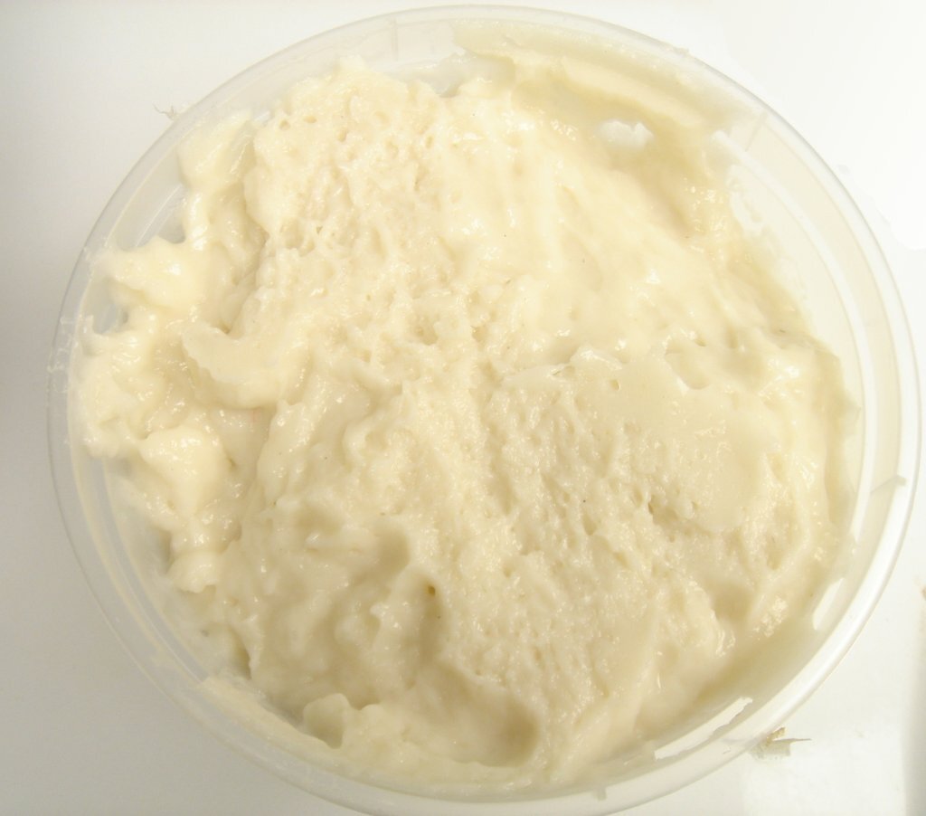 Выглядит не очень аппетитно, но сурими - основа любых крабовых палочек