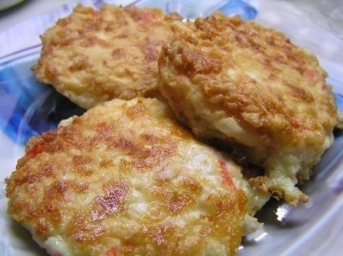 Котлеты из крабовых палочек - вариант подачи блюда.