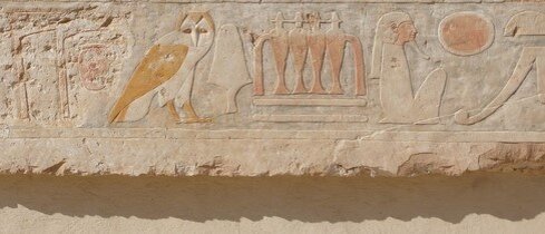 Ну а появление смайклов, эмодзи и всяких стикеров мы обязаны цивилизациям, которые использовали иероглифы в качестве письма. К сожалению, "лол" и "кек" не пришли из Древнего Египта.