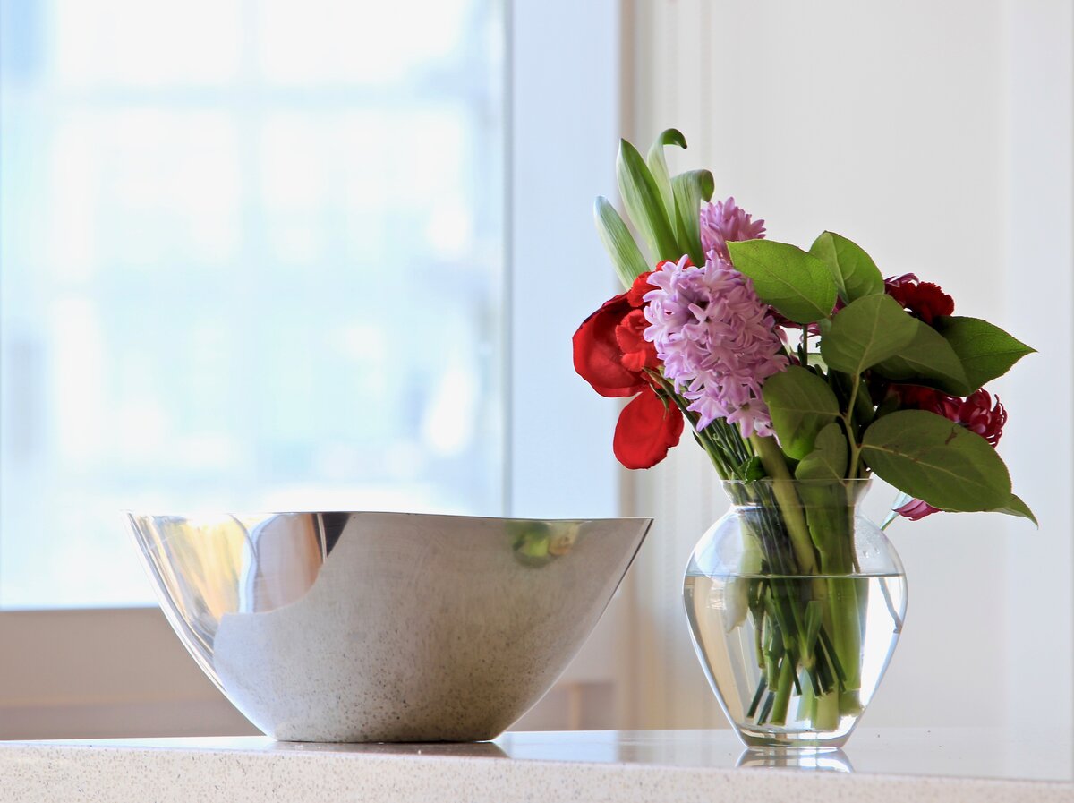 Букет свежести. Растение в вазе. Красная ваза с цветами. Ваза с цветами фото хорошего качества. Букет на тумбочке фон.