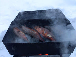 
Но пока коптятся вкусняшки и жарятся шашлыки (это тоже время, сами понимаете), хочется уже что-то на зубок.
Вот тут на помощь и приходит ЭЛЕКТРОГРИЛЬ, за короткое время можно приготовить горячую закуску.
