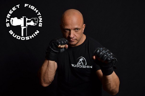 Автор: Михаил Шилов (malleus maximus), 
Мастер Спорта России, 5 DAN Karate WFF, тренер по ММА
Врач: ортопед-травматолог,  хирург, мануальный терапевт