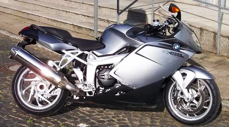 1157 CC DOHC, 16-ти клапанный четырехцилиндровый двигатель; 6-ступенчатая механическая коробка передач; Максимальная мощность: 164 л.с. при 10250 об / мин.; Максимальный крутящий момент: 129 Нм при 8250 об / мин; Максимальная скорость: 174 мили в час.; 0-100 км / ч: 3 секунды; Передние тормоза: диск 2 * 320 мм с четырехпоршневыми суппортами; Задние тормоза: одинарный 265-мм диск с двухпоршневым суппортом.