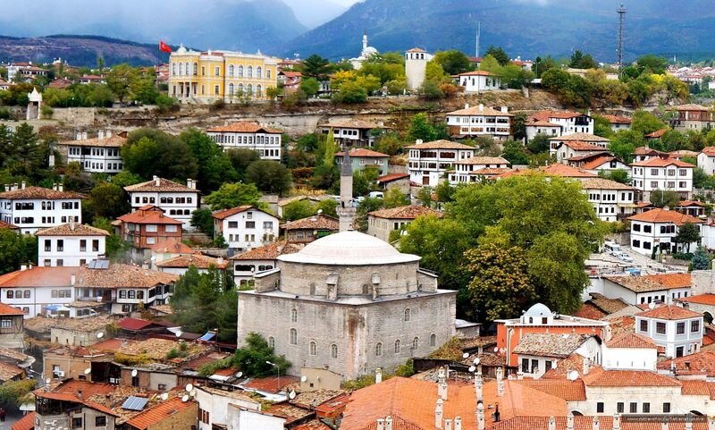 Приземкувата мечеть Кепрюлю Мехмет Паша (Carsı ici Safranbolu) з дахом-шоломом побудована в 1661 році та має незвичайну для мечетей архітектуру. У дворі ви побачите металевий сонячний годинник, який було встановлено ще в XIX столітті (тоді це було модно).