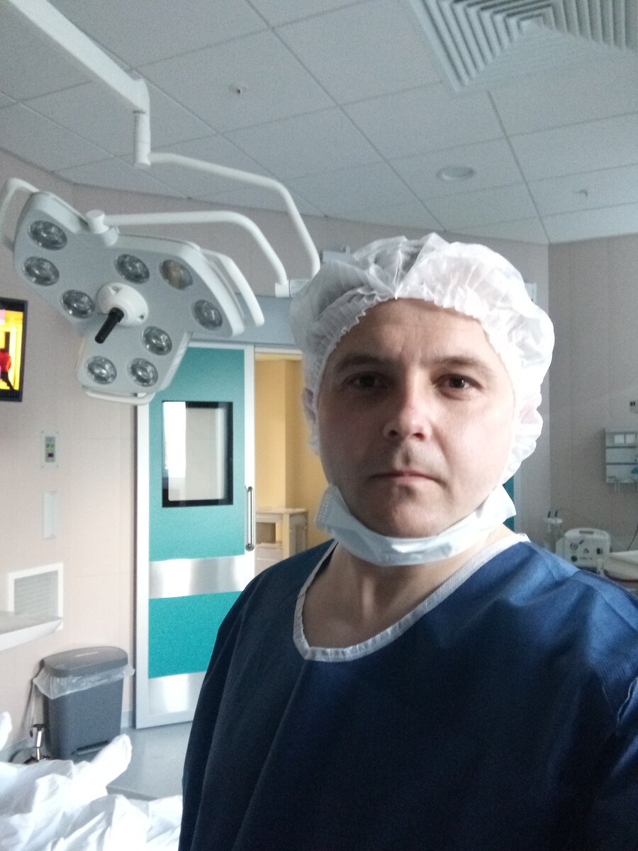 Заставили надеть одноразовую пижаму, шапочку и маску