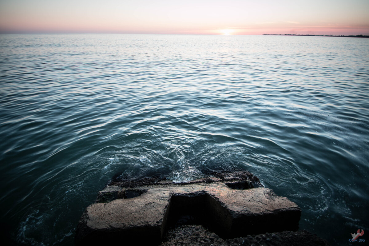 петр i на берегу финского залива 1846 айвазовский. море горы пляж. куршская коса скамейки. на берегу пустынных волн. пустынный пляж.