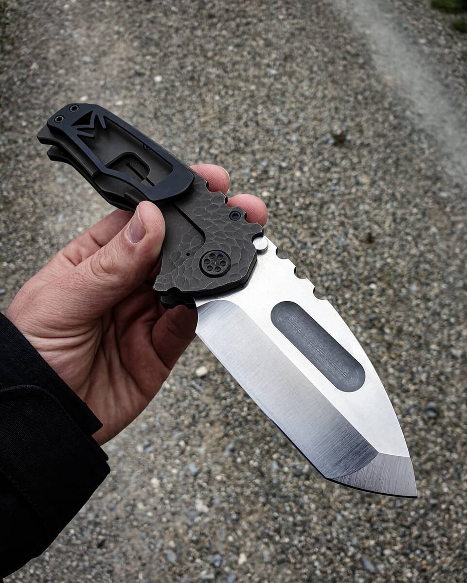 Вариации исполнения клинка и рукояти как внешне, так и по материалам, весьма различны. Титан, пластик, передовые стали для клинка и т.д...