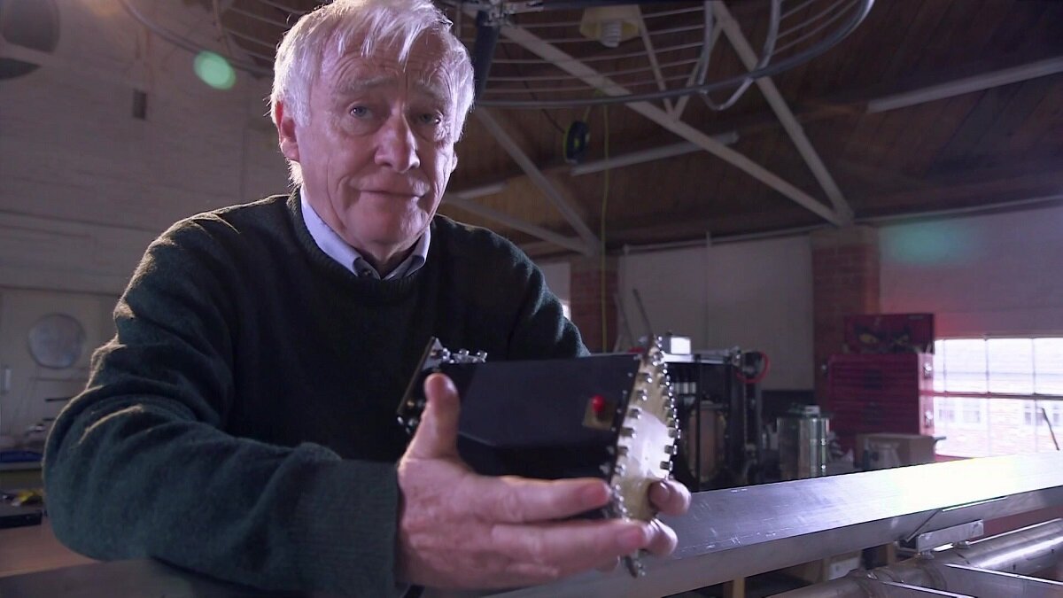 Фото. Изобретатель EmDrive Роджер Шойер с его ранним
прототипом в лаборатории