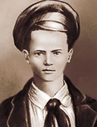 Прочитал в ДЗЕНЕ статью о Павлике Морозове под названием «Невыдуманная судьба Павлика Морозова: семейно-бытовая драма или убийство с политическим подтекстом?», Сложилось впечатление, что в наши дни, буквально все стараются найти в истории СССР извращенную пропаганду и нечеловеческое отношение к людям. Да была пропаганда существующего строя, но кто мне даст клятву, что её сейчас нет, хотя бы в одной стране мира?. Рассуждая о политическом подтексте и советской пропаганде, многие совсем забывают, либо не знают, какое это было время. Время когда из за политических разногласий, родной брат шел войной на брата. и пишу я это не для красного словца, это было в истории моей семьи. Теперь конкретно о пропаганде. Из статьи следует, что дед, в прошлом жандарм, с сообщниками, из за наследства убил своих внуков. Для того времени слово жандарм определяющее для последующего толкования ситуации. Но самое главное, выпадает из всеобщего внимания, что это событие прежде всего ТРАГЕДИЯ, повествующая о смерти двух подростков. О том что уже в то время когда произошли эти события, для людей поддерживающих позицию его матери, он был ГЕРОЙ, а для тех кто поддерживал позицию его отца он ДОНОСЧИК. Когда большинство в обществе поддерживало позицию матери (и это вообще то верно, отец просто уголовник), историю приукрасили ( это бывает очень часто, в истории любой страны). Когда в обществе произошли изменения и лидирующей стала позиция отца и таких как он, бедный мальчик стал ДОНОСЧИКОМ. Эта история говорит всего лишь о том, какую позицию Мы с вами поддерживаем.