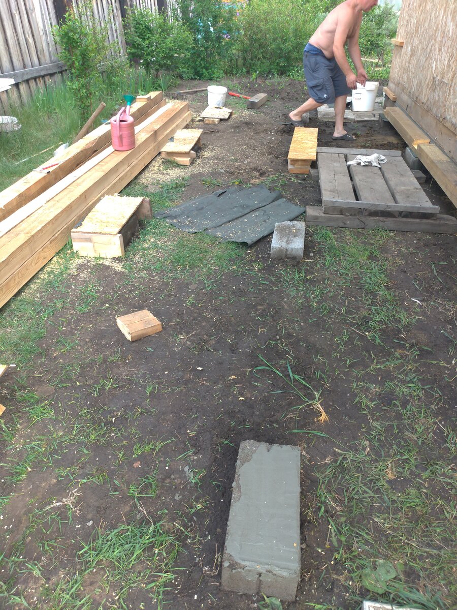 Можно было просто выровнять, подложив что-нибудь под брус. Но этот жизненный принцип "в уровне" ...