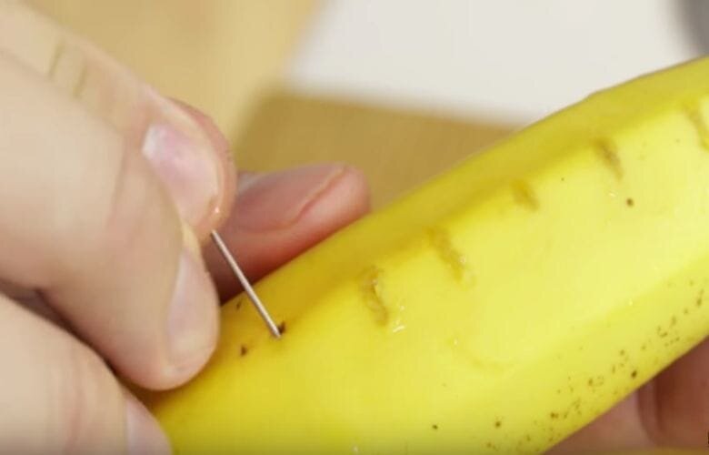 Зачем втыкать иголку в банан?
