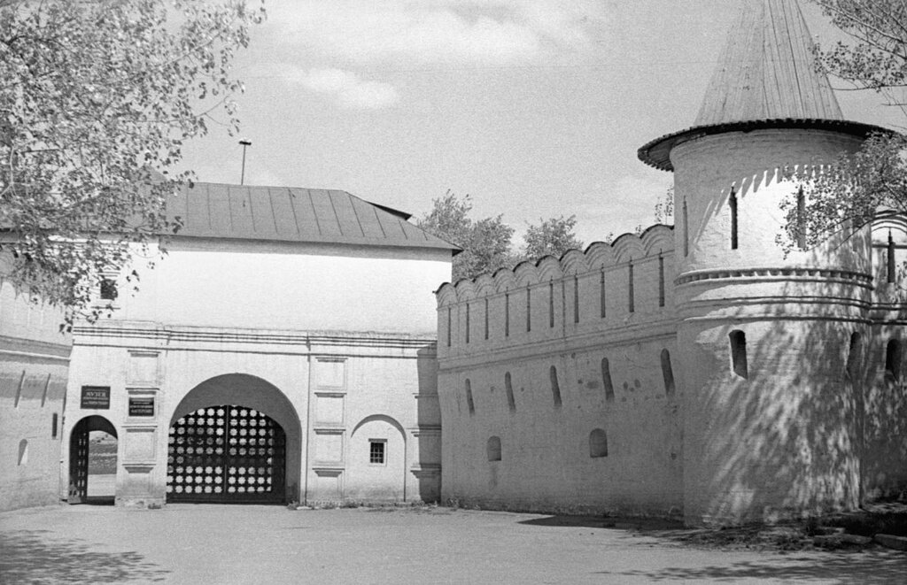 Вход в Спасо-Андроников монастырь. 1967 год. Фото: russiainphoto.ru
