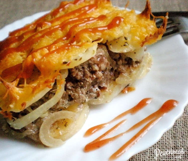 Блюдо из фарша и картошки. Картошка с фаршем. Картошка с фаршем в духовке. Картошкасфаршемвдуховее. Картошка с фаршем в духовкк.