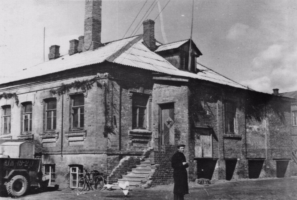 В этом доме сейчас Сбербанк.