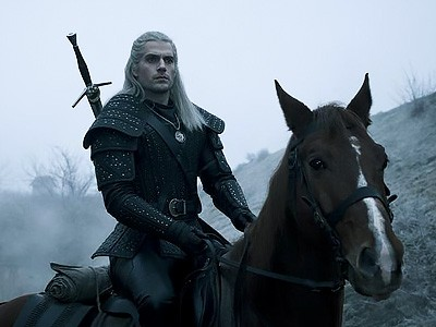 Кадр из сериала, на котором Геральт скачет на верной лошади - Плотве