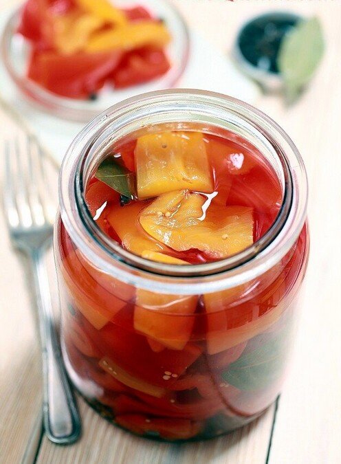 Это традиция: в конце лета мариновать перец. Почему в конце? а потому
как к конце лета очень много красного толстостенного и сочного
перца. И желтого: получается отменное ассорти.