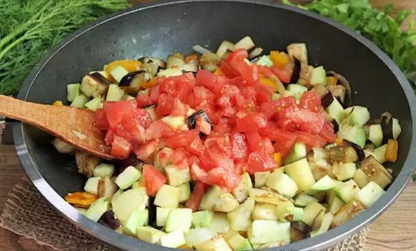 Овощное рагу из летних овощей - прекрасный гарнир и вкусное вегетарианское блюдо