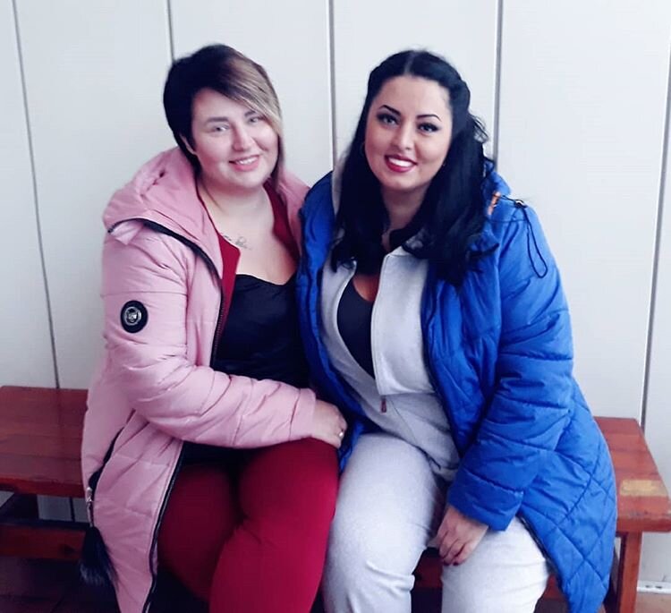 Обе девушки в теле, но стрижка у Римы (справа) более женственная, чем у Саши (слева)