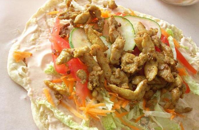 Само блюдо пришло к нам из Турции. Рожденное на берегах Черного моря, это оно отличается особой простотой приготовления. В его составе объединены вкуснейшее мясо, свежие овощи, лаваш и соус. Столь полезная, простая и в то же время недорогая пища не могла остаться незамеченной предпринимателями. Для того чтобы поставить ларек с шаурмой, бизнес-план сложный не нужен, поскольку простота сотворения блюда чудесным образом соединяется с отсутствием каких-либо сложностей в создании собственного дела.