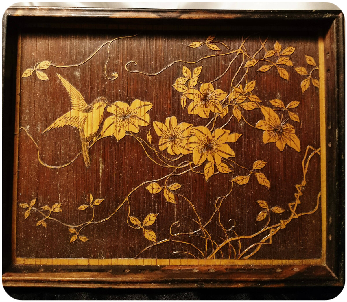 Деревянный викторианский поднос, декорированный резьбой и пирографией, в стиле Шинуазри. Фото: https://www.vinterior.co