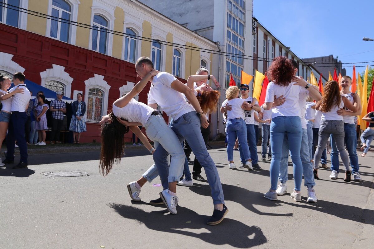 Социальный танец создан для людей, танцпол появляется там, где есть вы - на улице, в клубе, на пляже, в парке.